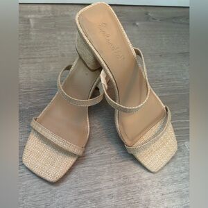 ❤️’SPLENDID CUTE CREAM SHADE BLOCK HEEL SANDAL~SIZE 8